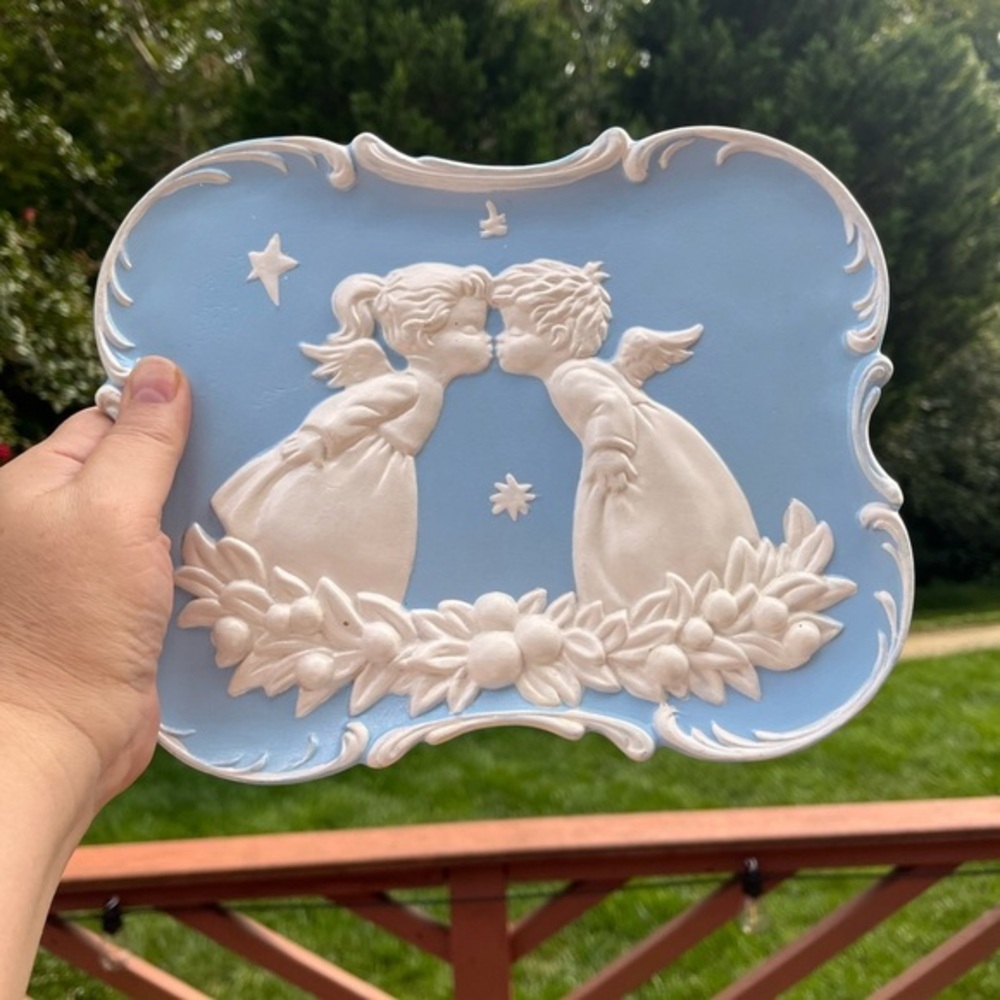Vintage 3d embossing wall hanging, plague Angeles kissing scene